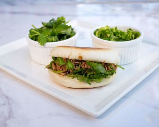 腊汁肉夹馍 stewed pork stuffed in a bun